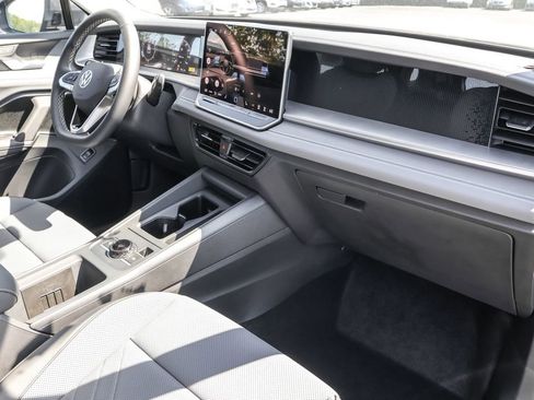 Used 2025 Volkswagen Tiguan SE image 33