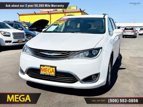 Used 2018 Chrysler Pacifica Touring-L FWD image 3