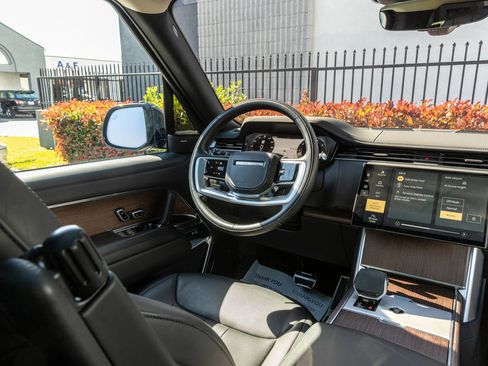 Used 2025 Land Rover Range Rover Long Wheelbase SE image 35