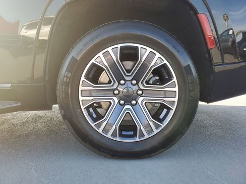 Used 2024 Jeep Wagoneer Series II w/ Flexible Seating Group image 5