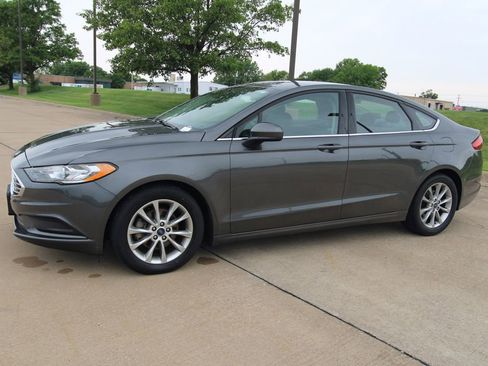 Used 2017 Ford Fusion SE w/ Fusion SE Technology Package FWD image 16