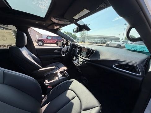 New 2027 Chrysler Pacifica Select FWD image 10