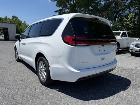 New 2027 Chrysler Pacifica Select FWD image 5