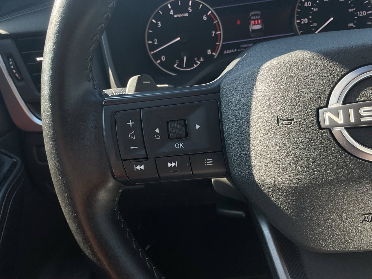 Used 2025 Nissan Rogue SV FWD image 32
