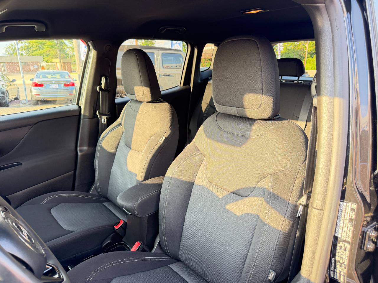Used 2021 Jeep Renegade Latitude AWD/4WD image 12