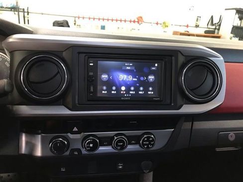 Used 2018 Toyota Tacoma SR5 AWD/4WD image 15