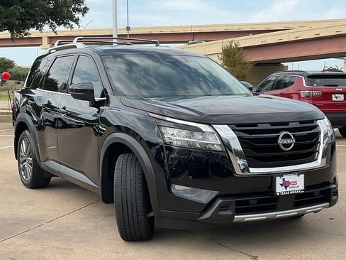 Used 2023 Nissan Pathfinder SL w/ SL Premium Package FWD image 3