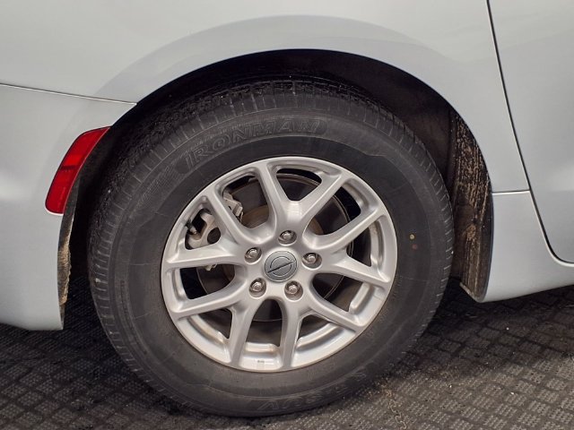 Used 2024 Chrysler Pacifica Touring-L FWD image 9