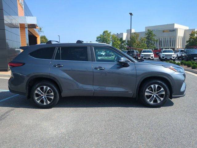 Used 2023 Toyota Highlander XLE AWD/4WD image 3