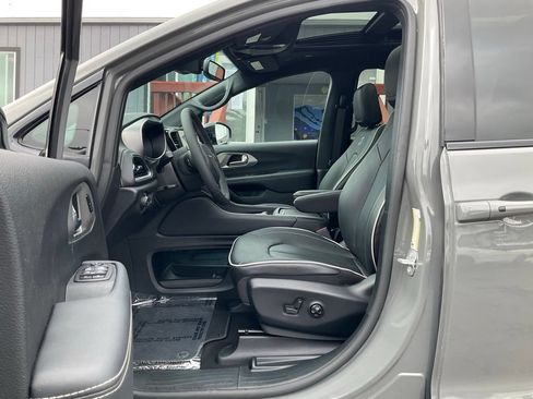 Used 2023 Chrysler Pacifica Limited w/ S Appearance Package FWD image 7