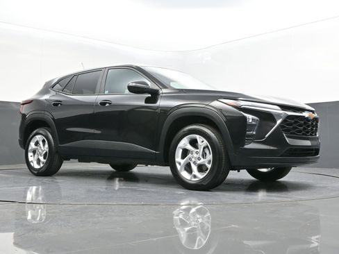 Certified 2025 Chevrolet Trax LS w/ LS Convenience Package image 32