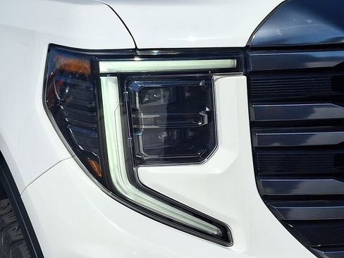 Used 2022 GMC Sierra 1500 AT4 w/ AT4 Premium Package image 9