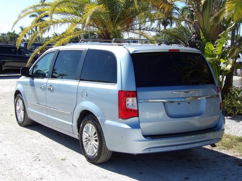 Used 2012 Chrysler Town & Country Limited w/ Luxury Group image 7