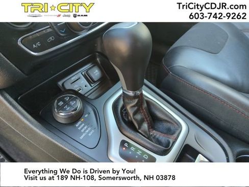 Used 2018 Jeep Cherokee Trailhawk w/ Cold Weather Group image 28