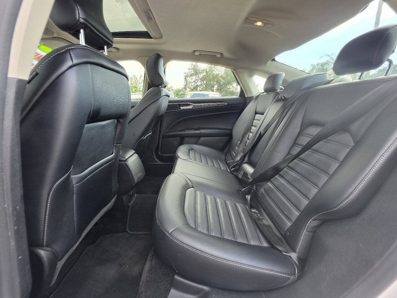 Used 2017 Ford Fusion SE FWD image 11