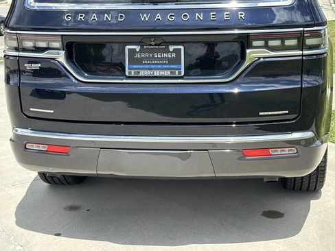 Used 2022 Jeep Grand Wagoneer Series III w/ Rear Seat Video Group 1 AWD/4WD image 17