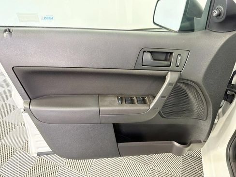 Used 2010 Ford Focus SE FWD image 18