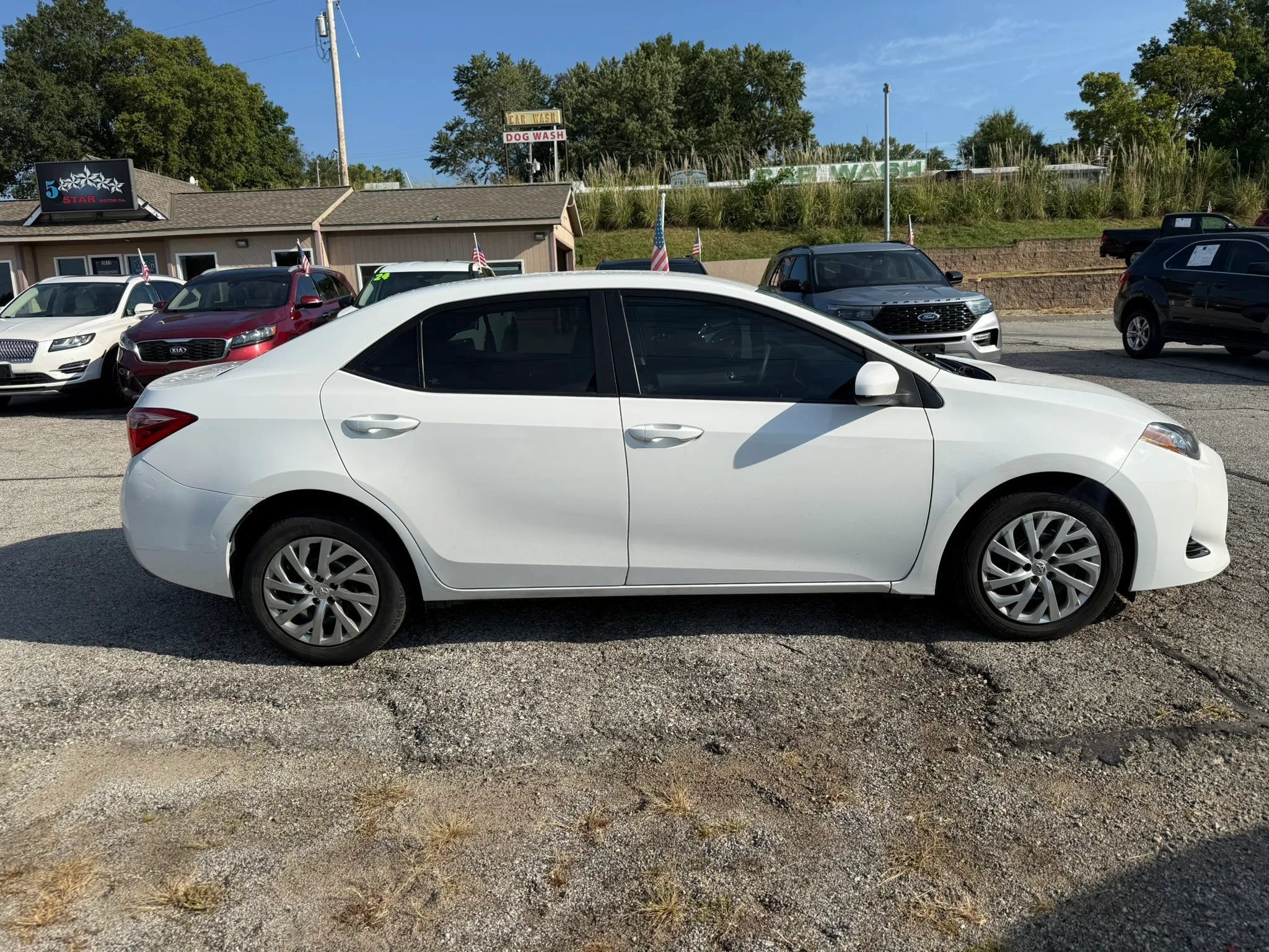 Used 2018 Toyota Corolla LE FWD image 2