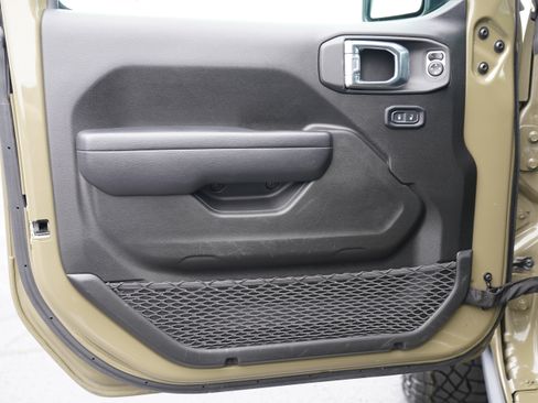 Used 2025 Jeep Wrangler Unlimited Rubicon AWD/4WD image 14