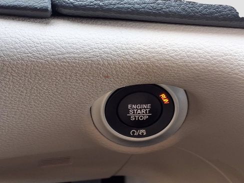 Used 2023 Chrysler Pacifica Limited FWD image 15