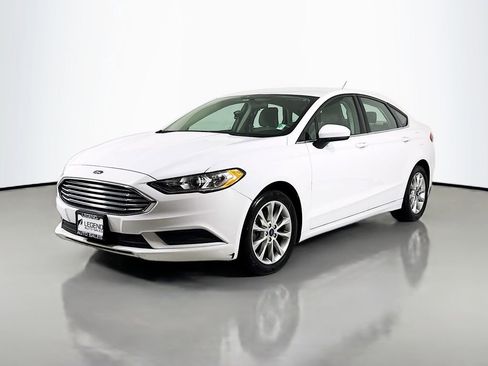 Used 2017 Ford Fusion SE image 1