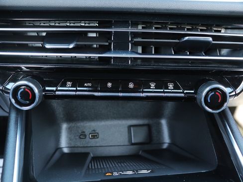 Used 2026 Chevrolet Traverse LT image 22