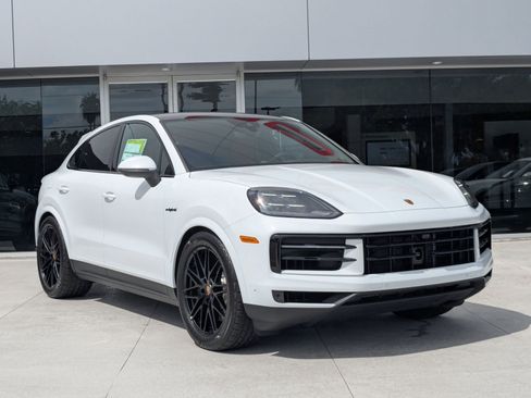 New 2026 Porsche Cayenne E-Hybrid Coupe AWD/4WD image 7