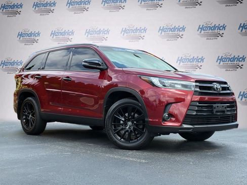 Used 2019 Toyota Highlander SE w/ Nightshade Edition AWD/4WD image 2