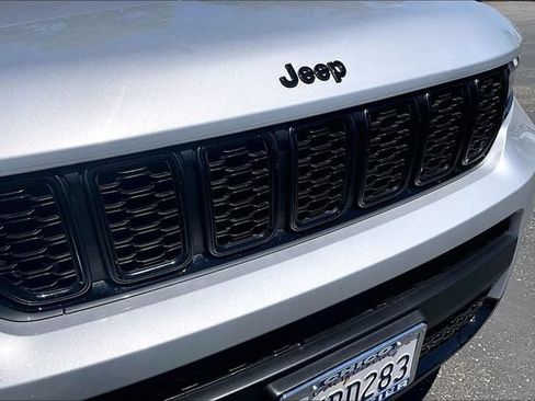 Used 2023 Jeep Grand Cherokee L Laredo AWD/4WD image 31