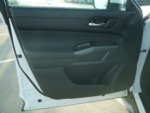 Used 2025 Nissan Pathfinder SL AWD/4WD image 14