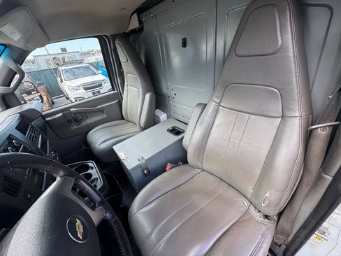 Used 2017 Chevrolet Express 3500 Extended image 36