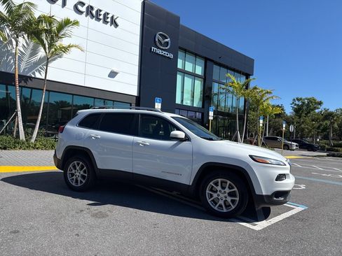 Used 2017 Jeep Cherokee Latitude image 3