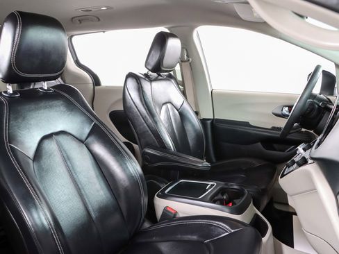 Used 2023 Chrysler Pacifica Touring-L FWD image 28