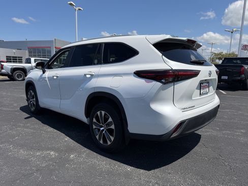Certified 2025 Toyota Highlander XLE AWD/4WD image 4
