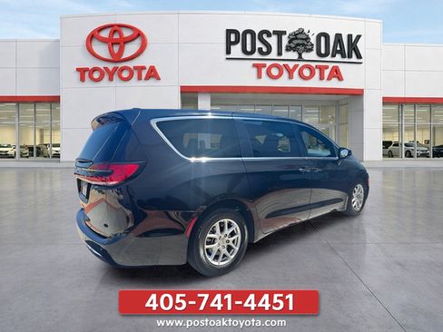 Used 2025 Chrysler Pacifica Select FWD image 9