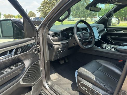 Used 2024 Jeep Wagoneer Series II w/ Flexible Seating Group RWD image 22