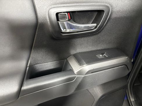Used 2022 Toyota Tacoma TRD Off-Road image 31