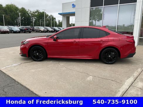 Used 2025 Toyota Camry SE AWD/4WD image 3