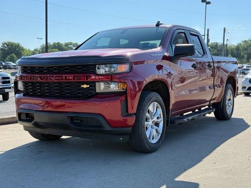 Used 2019 Chevrolet Silverado 1500 Custom w/ Custom Value Package AWD/4WD image 2