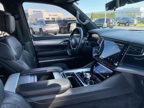Used 2023 Jeep Grand Wagoneer Series III AWD/4WD image 18