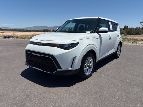 Used 2025 Kia Soul LX w/ LX Technology Package FWD image 1