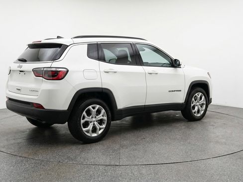 Used 2025 Jeep Compass Latitude AWD/4WD image 9