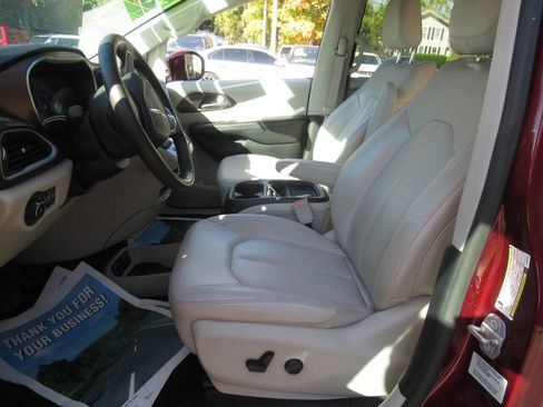 Used 2017 Chrysler Pacifica Touring-L image 18