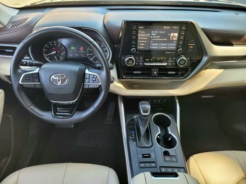 Certified 2021 Toyota Highlander XLE AWD/4WD image 13
