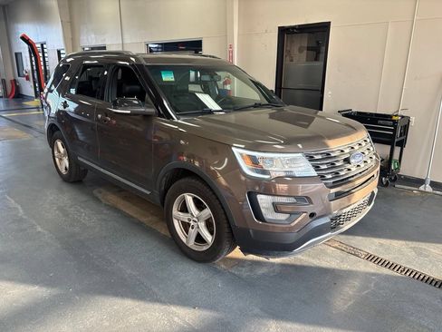 Used 2016 Ford Explorer XLT w/ Equipment Group 202A AWD/4WD image 1