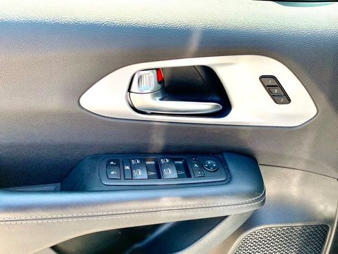Used 2025 Chrysler Pacifica Limited FWD image 12