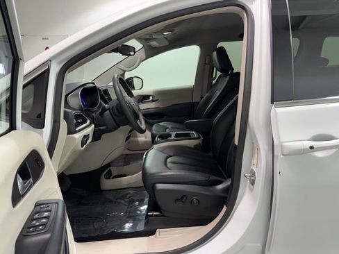 Used 2024 Chrysler Pacifica Touring-L image 12