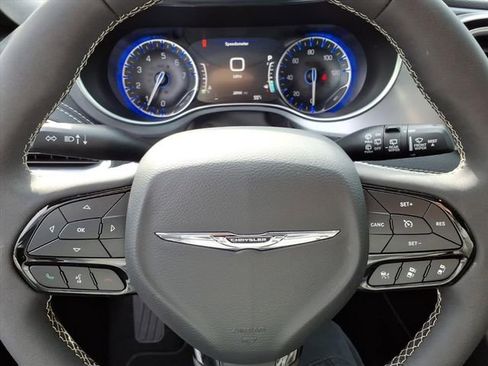 Used 2025 Chrysler Pacifica Limited FWD image 20