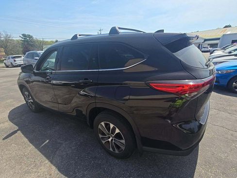 Used 2020 Toyota Highlander XLE AWD/4WD image 3