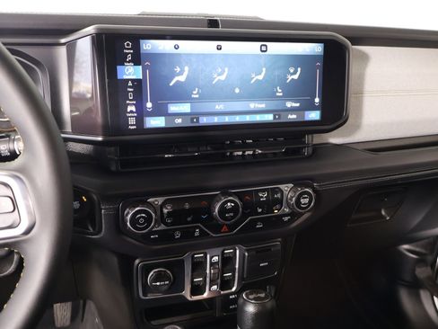 Used 2025 Jeep Wrangler Unlimited Sahara AWD/4WD image 5